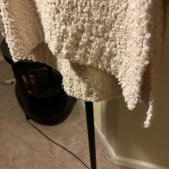 (NWT) Tan Chunky Knit V-neck Sweater size:small by Universal Thread - Picture 7 of 7